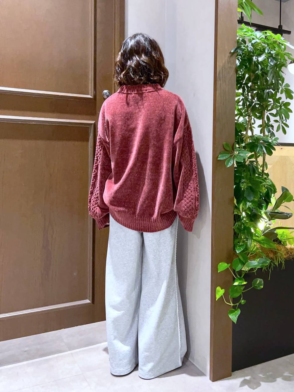 レッド系のニット/セーター、その他のローファー、グレー系のスウェットパンツを着用したレディースの夏コーディネートの4枚目の写真