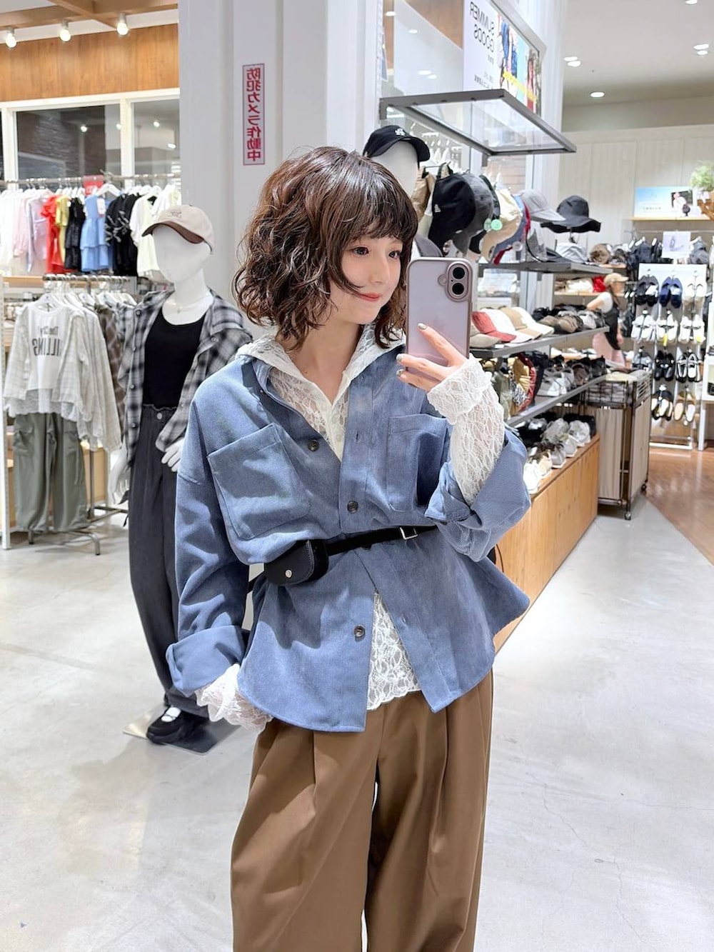 ホワイト系のTシャツ/カットソー、ブラック系のボディバッグ/ウエストポーチ、ブルー系のシャツ/ブラウスを着用したレディースの秋コーディネートの4枚目の写真