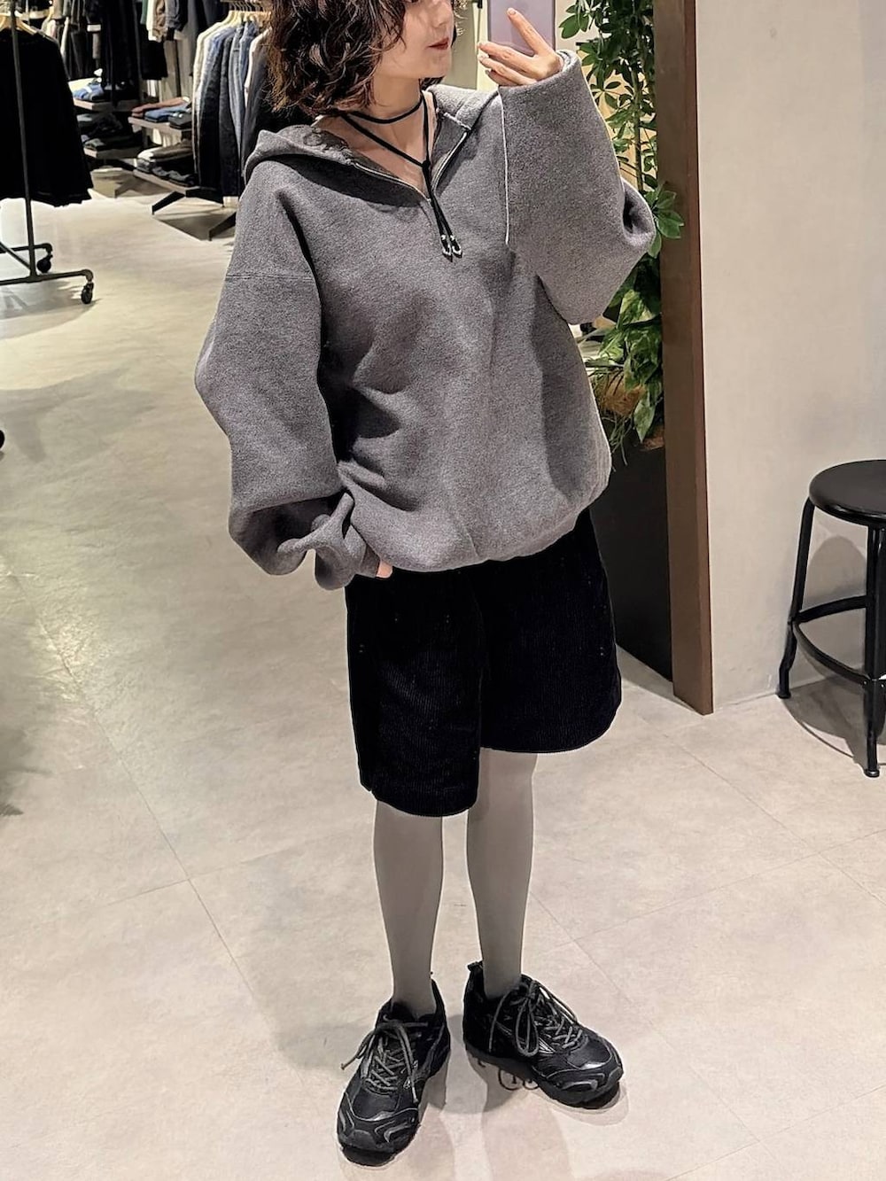 ブラック系のその他パンツ、シルバー系のネックレスを着用したレディースの冬コーディネートの4枚目の写真