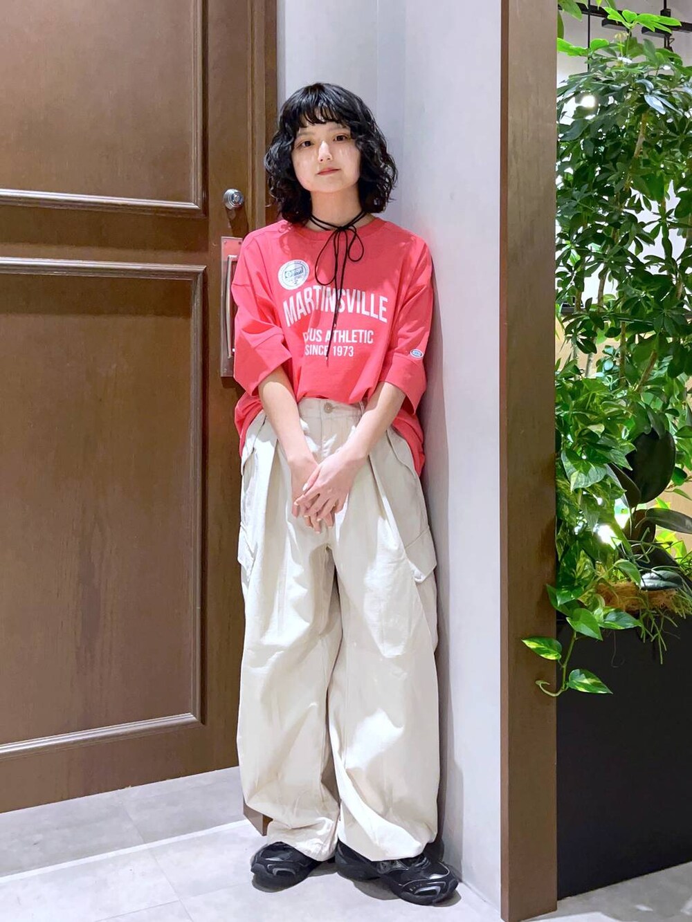「低身長、個性派、カジュアル、ストリート、きれいめ、オーバーサイズ、RAGEBLUE、Tシャツ、ワイドパンツ、デニムパンツ」｜「RAGEBLUEのヴィンテージライク/バックサテンカーゴパンツ（カーゴパンツ、ホワイト系）」を使った、nasuumy10さん（レディース・151cm）の春コーディネートの2枚目の写真