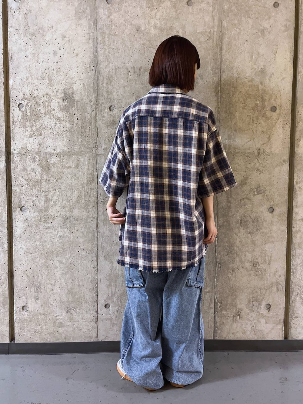 ブルー系のデニムパンツ、ブラック系のTシャツ/カットソー、ブルー系のシャツ/ブラウスを着用したレディースの夏コーディネートの4枚目の写真