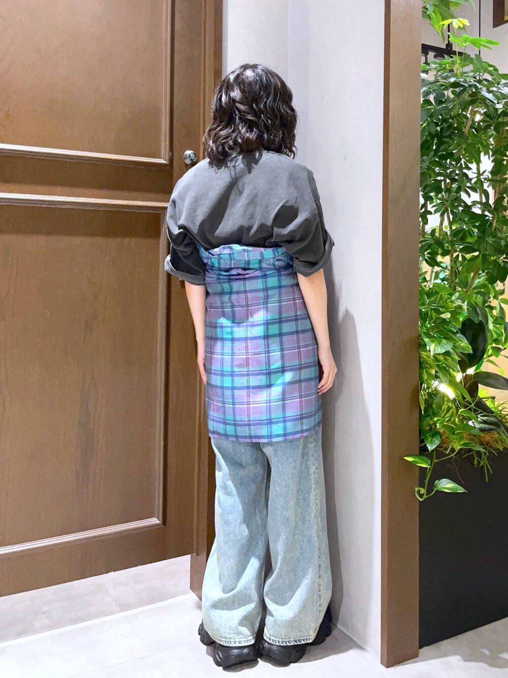 ブルー系のデニムパンツ、ブラック系のサンダル、ブラック系のTシャツ/カットソーを着用したレディースの春コーディネートの4枚目の写真