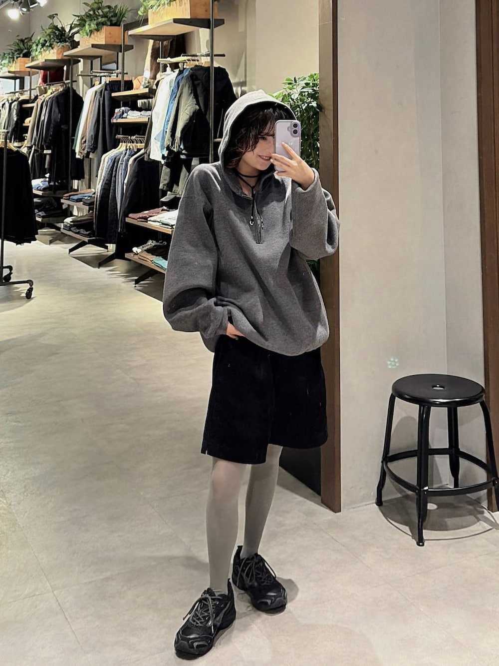 ブラック系のその他パンツ、シルバー系のネックレスを着用したレディースの冬コーディネートの2枚目の写真