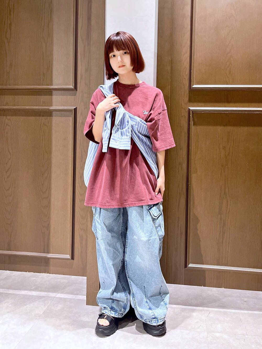 ブルー系のデニムパンツ、ブルー系のシャツ/ブラウス、ブラック系のサンダルを着用したレディースの夏コーディネートの5枚目の写真
