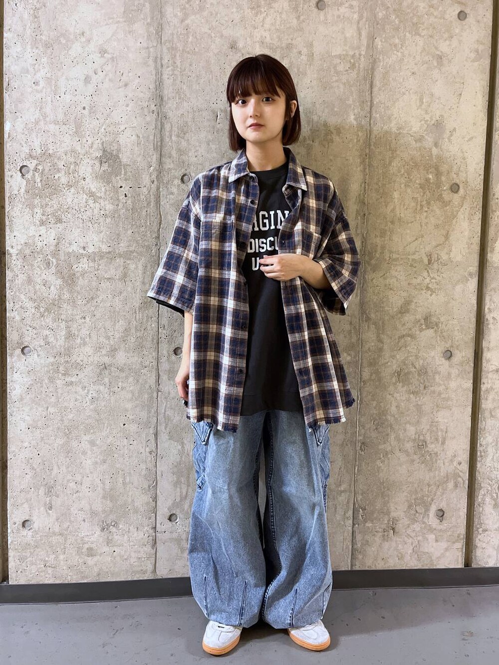 ブルー系のデニムパンツ、ブラック系のTシャツ/カットソー、ブルー系のシャツ/ブラウスを着用したレディースの夏コーディネートの2枚目の写真