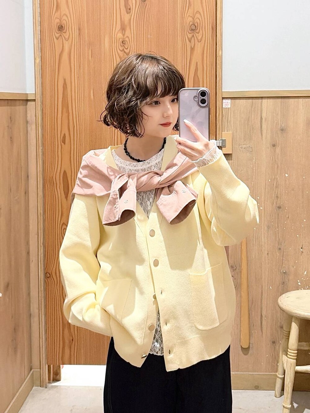 ホワイト系のTシャツ/カットソー、ブルー系のデニムパンツ、ピンク系のシャツ/ブラウスを着用したレディースの春コーディネートの2枚目の写真