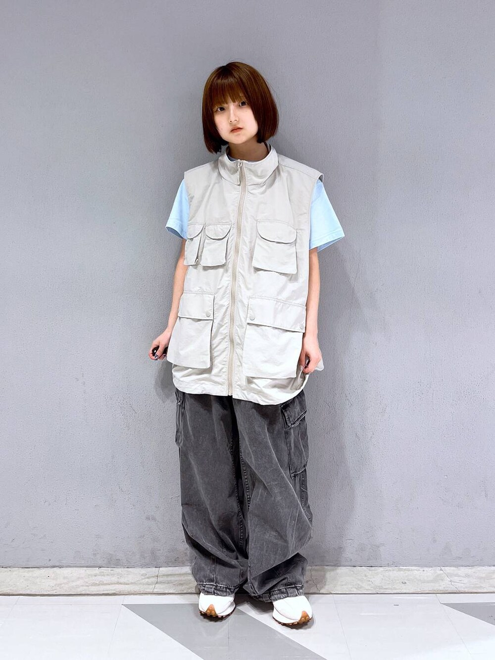 「デニムパンツ、低身長、個性派、カジュアル、ストリート、きれいめ、オーバーサイズ、RAGEBLUE、ベスト、Tシャツ、ワイドパンツ」｜「RAGEBLUEの10オンス/デニムミリタリーカーゴパンツ/パラシュートパンツ（デニムパンツ、グレー系）」を使った、nasuumy10さん（レディース・151cm）の春コーディネートの2枚目の写真