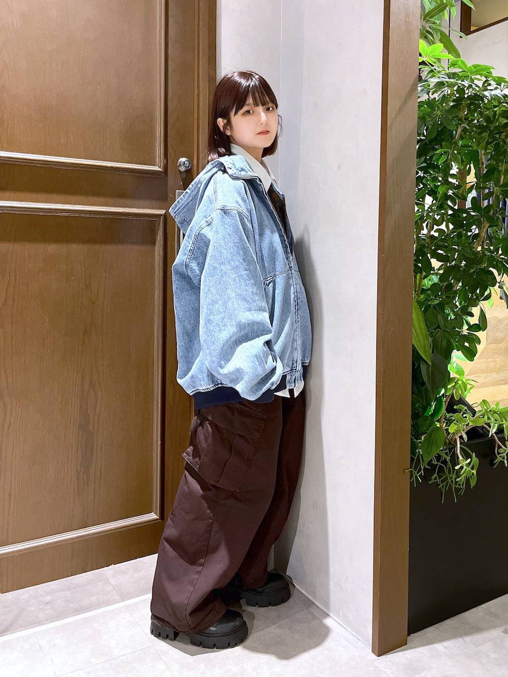 ブラウン系のカーゴパンツ、ホワイト系のシャツ/ブラウス、ブルー系のブルゾンを着用したレディースの秋コーディネートの3枚目の写真