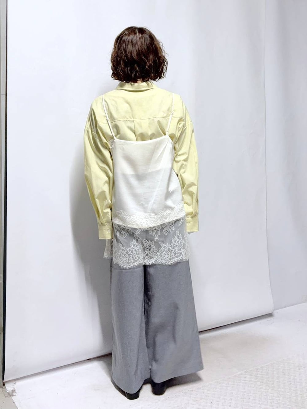 ブラック系のローファー、グレー系のその他パンツ、イエロー系のシャツ/ブラウスを着用したレディースの冬コーディネートの4枚目の写真