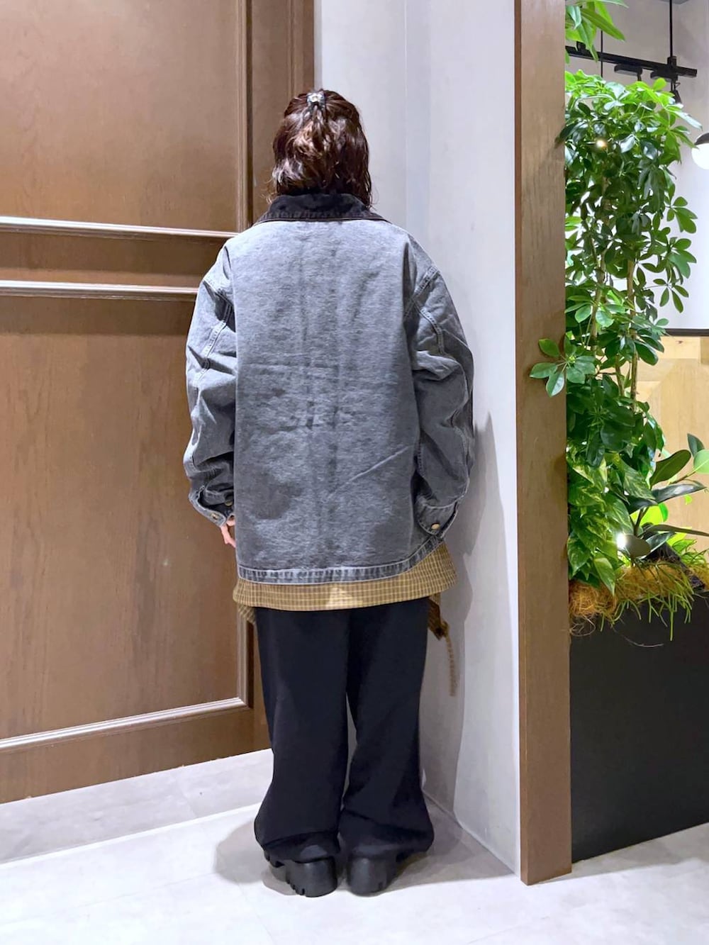 グレー系のブルゾン、イエロー系のシャツ/ブラウス、ブラウン系のニット/セーターを着用したレディースの秋コーディネートの4枚目の写真