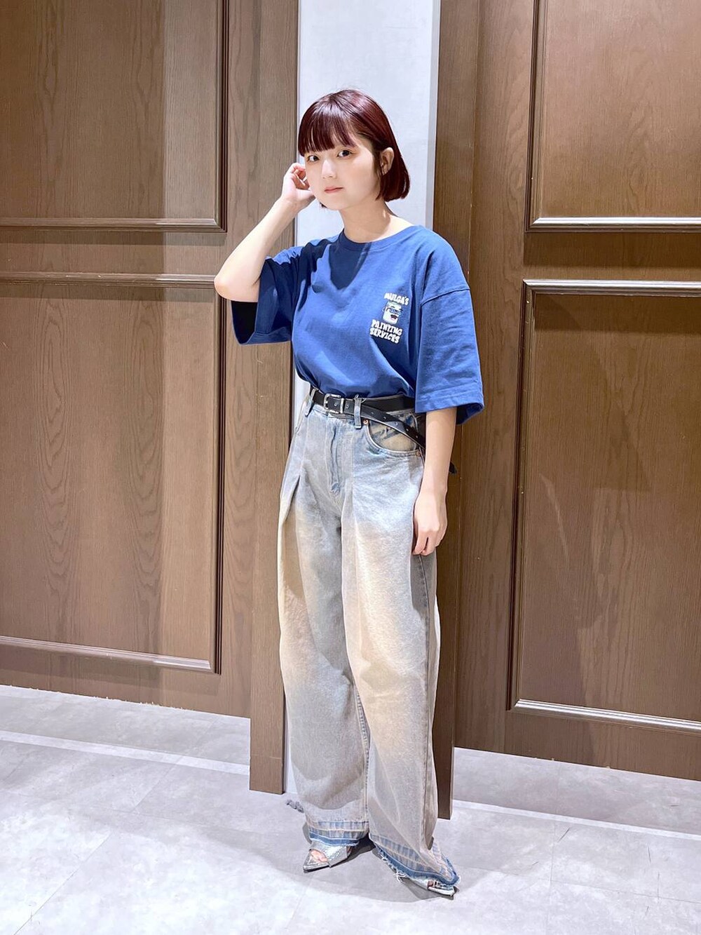 シルバー系のサンダル、ブルー系のデニムパンツ、ブルー系のTシャツ/カットソーを着用したレディースの夏コーディネートの3枚目の写真