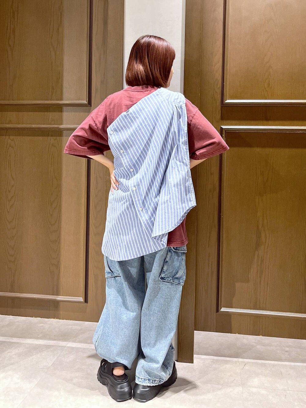 ブルー系のデニムパンツ、ブルー系のシャツ/ブラウス、ブラック系のサンダルを着用したレディースの夏コーディネートの4枚目の写真