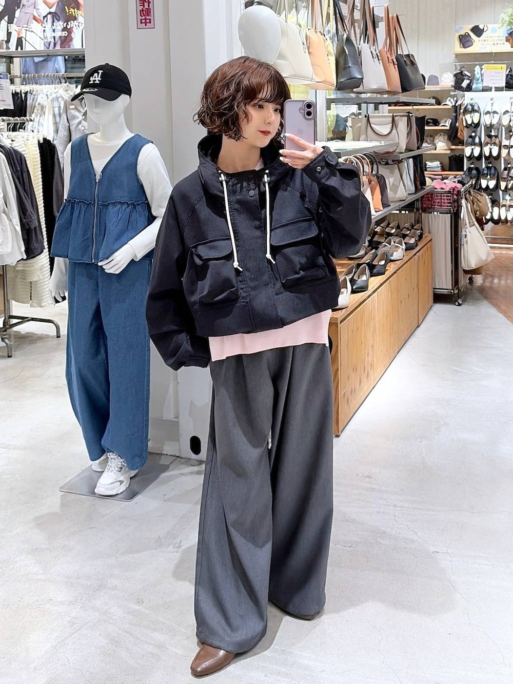 ピンク系のニット/セーター、ブルー系のマウンテンパーカー、グレー系のその他パンツを着用したレディースの春コーディネートの2枚目の写真