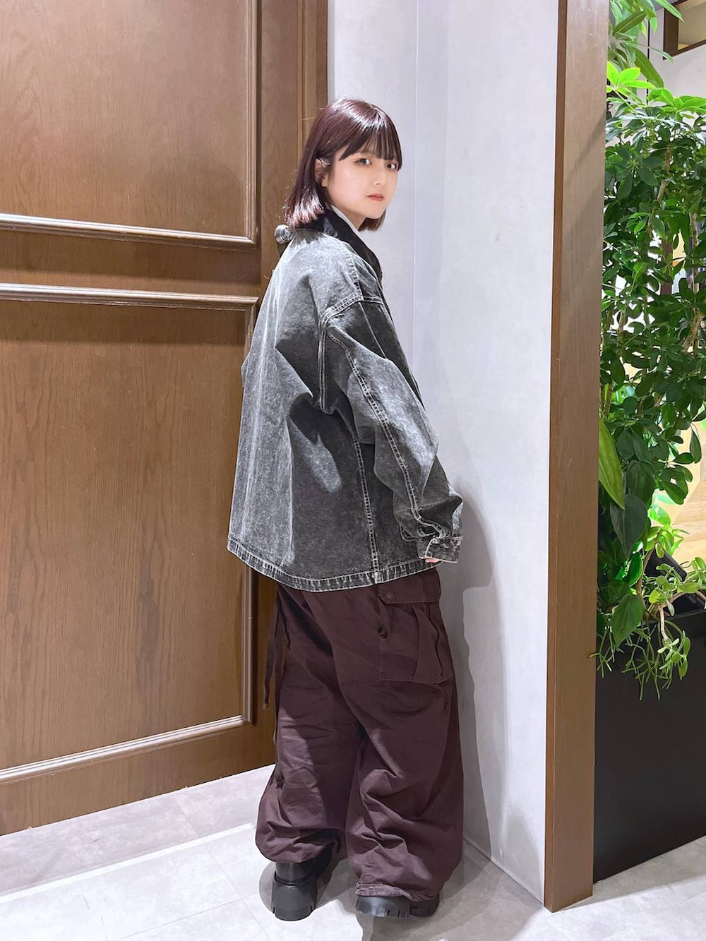 ブラウン系のカーゴパンツ、ホワイト系のシャツ/ブラウス、その他のネクタイを着用したレディースの秋コーディネートの4枚目の写真