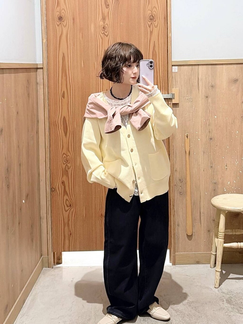 ホワイト系のTシャツ/カットソー、ブルー系のデニムパンツ、ピンク系のシャツ/ブラウスを着用したレディースの春コーディネートの3枚目の写真