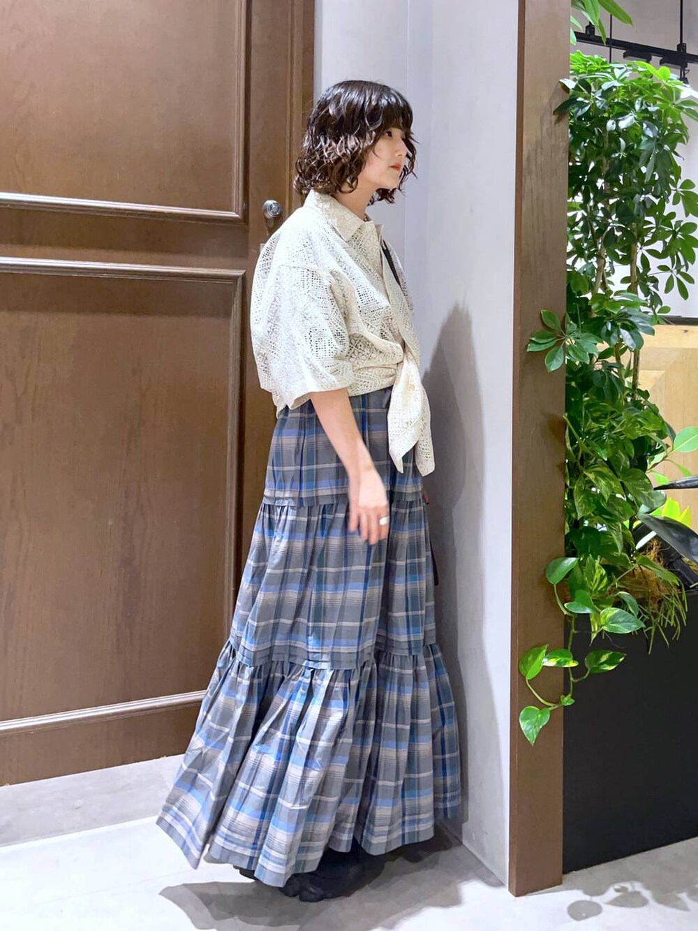 ブラック系のTシャツ/カットソー、ブラック系のサンダル、ホワイト系のシャツ/ブラウスを着用したレディースの夏コーディネートの3枚目の写真