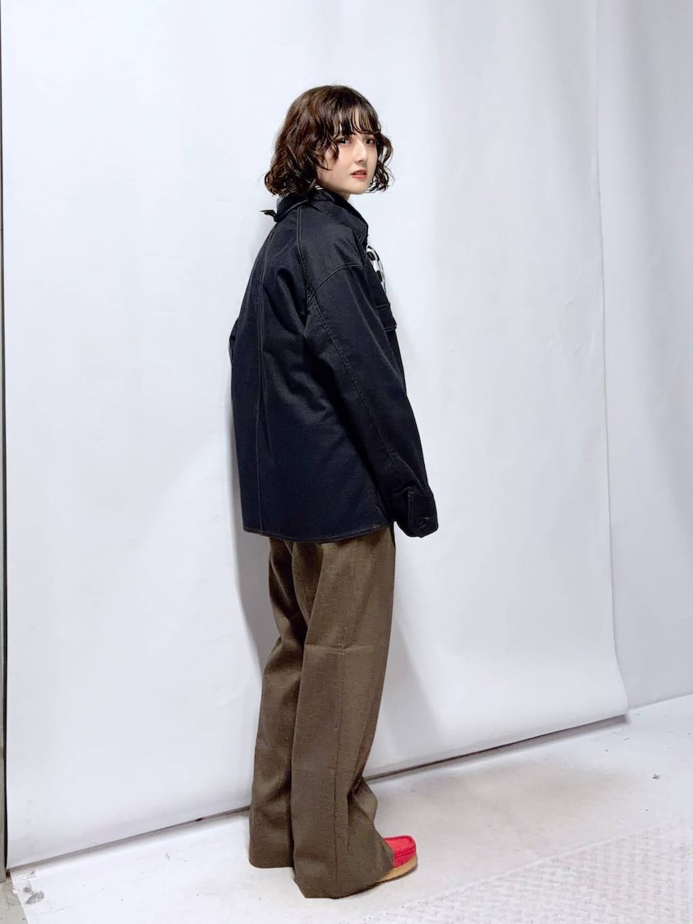 ブラウン系のその他パンツ、ピンク系のシャツ/ブラウス、ブルー系のブルゾンを着用したレディースの冬コーディネートの2枚目の写真