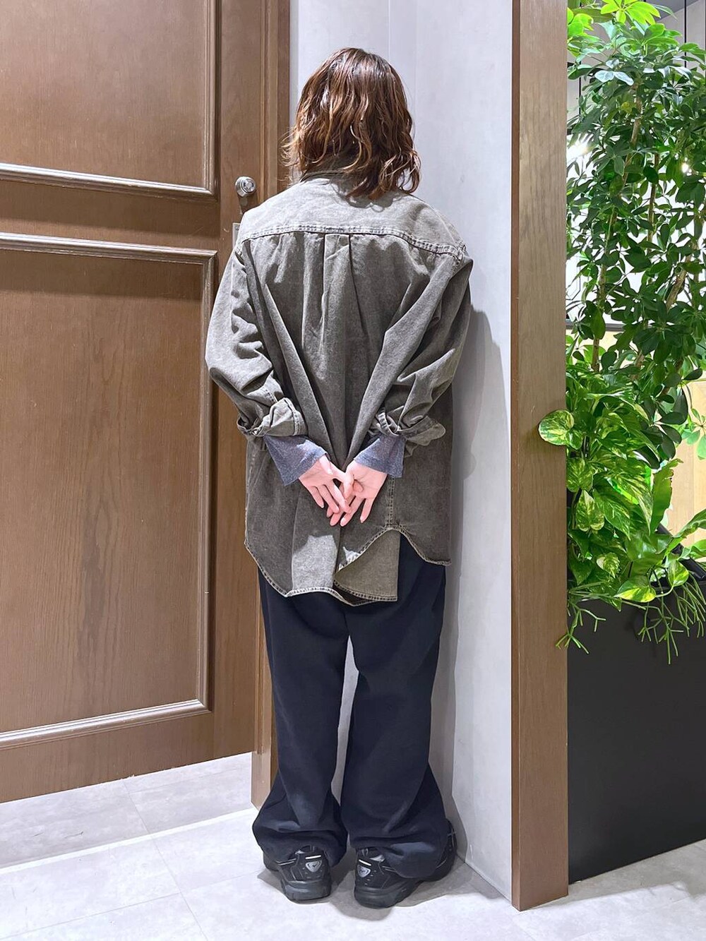 ブラウン系のシャツ/ブラウス、グレー系のTシャツ/カットソー、ブラック系のスウェットパンツを着用したレディースの冬コーディネートの4枚目の写真