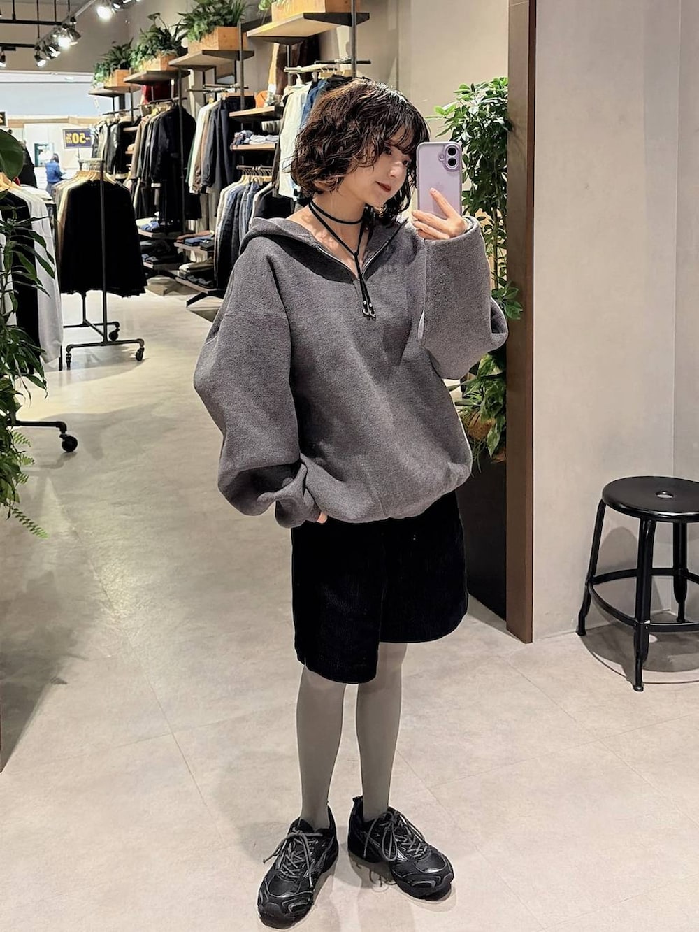 ブラック系のその他パンツ、シルバー系のネックレスを着用したレディースの冬コーディネートの3枚目の写真