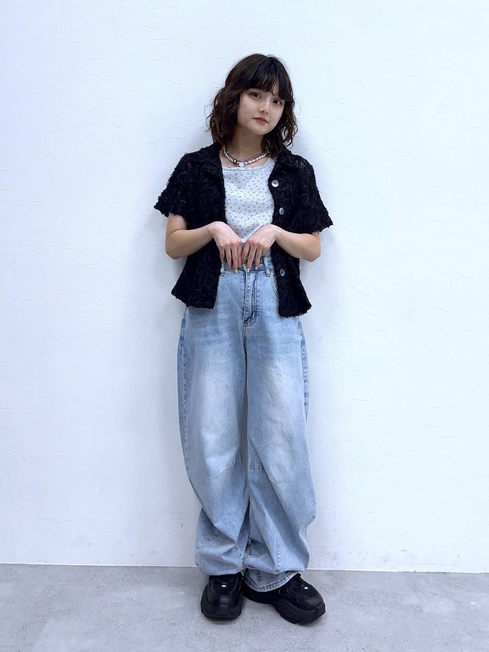 「低身長、個性派、カジュアル、ストリート、きれいめ、オーバーサイズ、RAGEBLUE、シャツ、Tシャツ、デニムパンツ、ワイドパンツ」｜「niko and...のカラーアイライナー[tiny tiny(ティニーティニー)]（アイライナー、その他）」を使った、nasuumy10さん（レディース・151cm）の春コーディネートの2枚目の写真