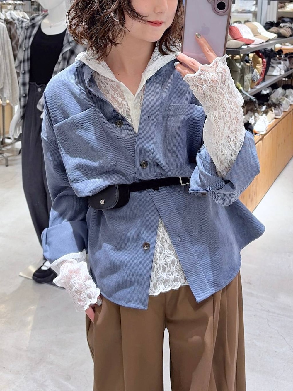 ホワイト系のTシャツ/カットソー、ブラック系のボディバッグ/ウエストポーチ、ブルー系のシャツ/ブラウスを着用したレディースの秋コーディネートの5枚目の写真