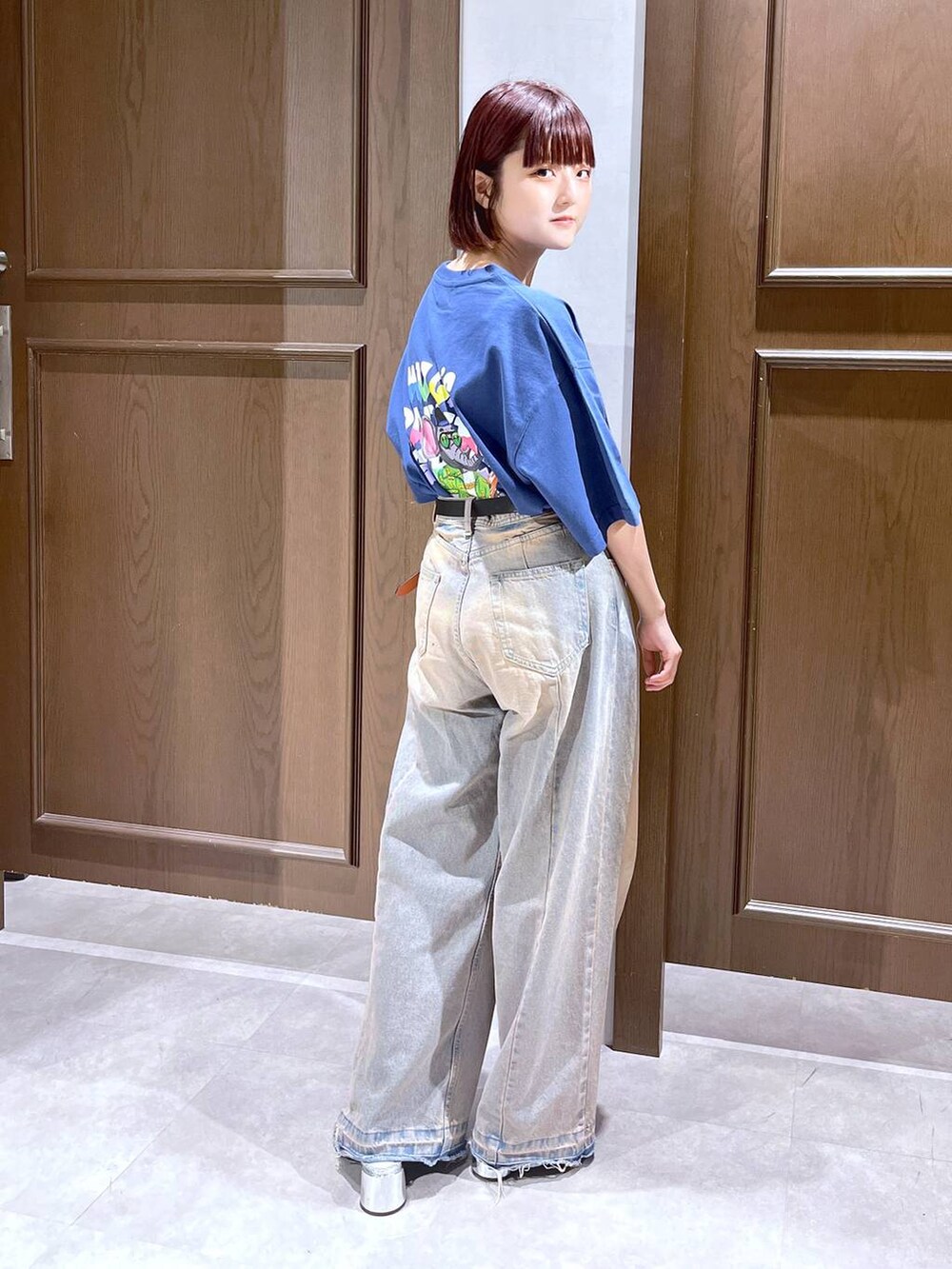 シルバー系のサンダル、ブルー系のデニムパンツ、ブルー系のTシャツ/カットソーを着用したレディースの夏コーディネートの5枚目の写真