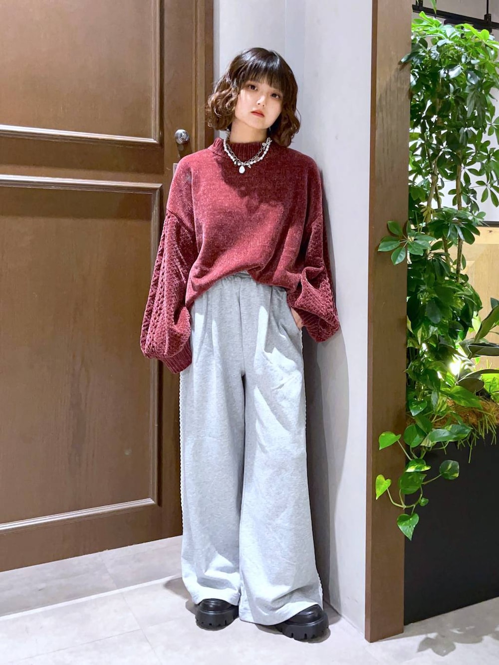 レッド系のニット/セーター、その他のローファー、グレー系のスウェットパンツを着用したレディースの夏コーディネートの2枚目の写真