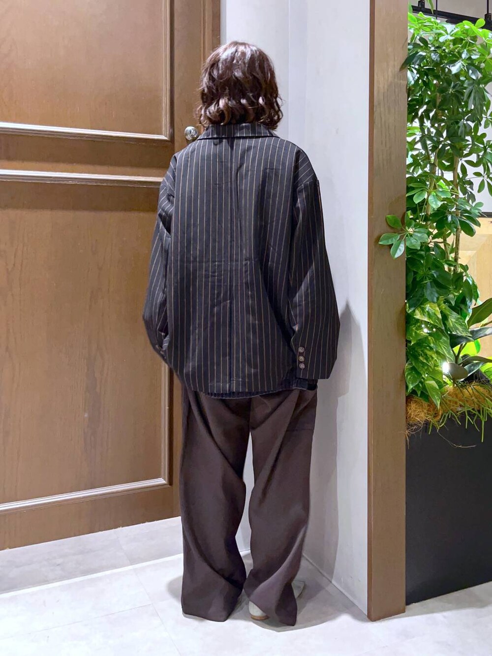 ブラック系のニット/セーター、ブラック系のテーラードジャケット、その他のアイライナーを着用したレディースの秋コーディネートの4枚目の写真