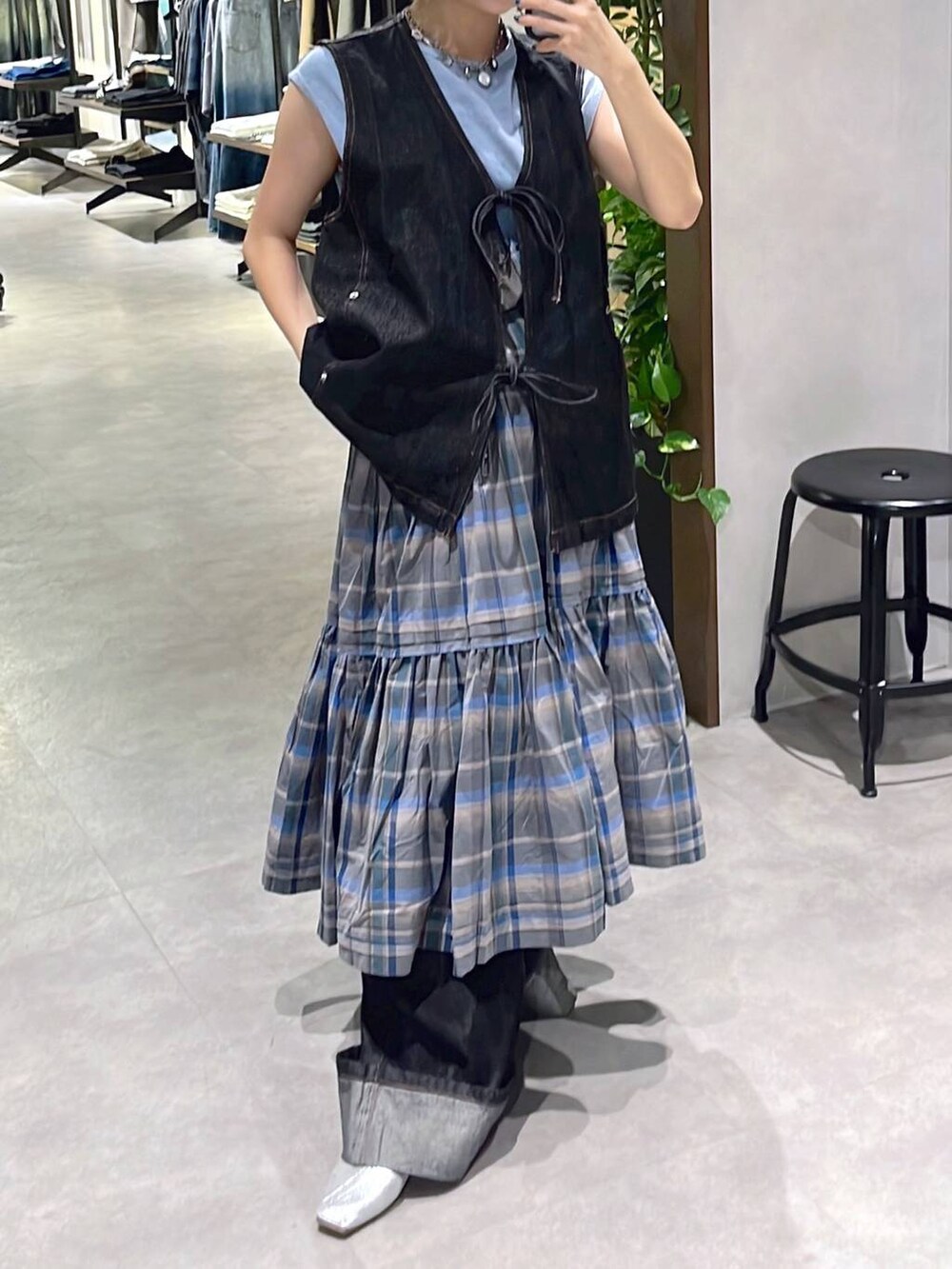 ブルー系のTシャツ/カットソー、ブラック系のベスト、ブルー系のスカートを着用したレディースの夏コーディネートの3枚目の写真