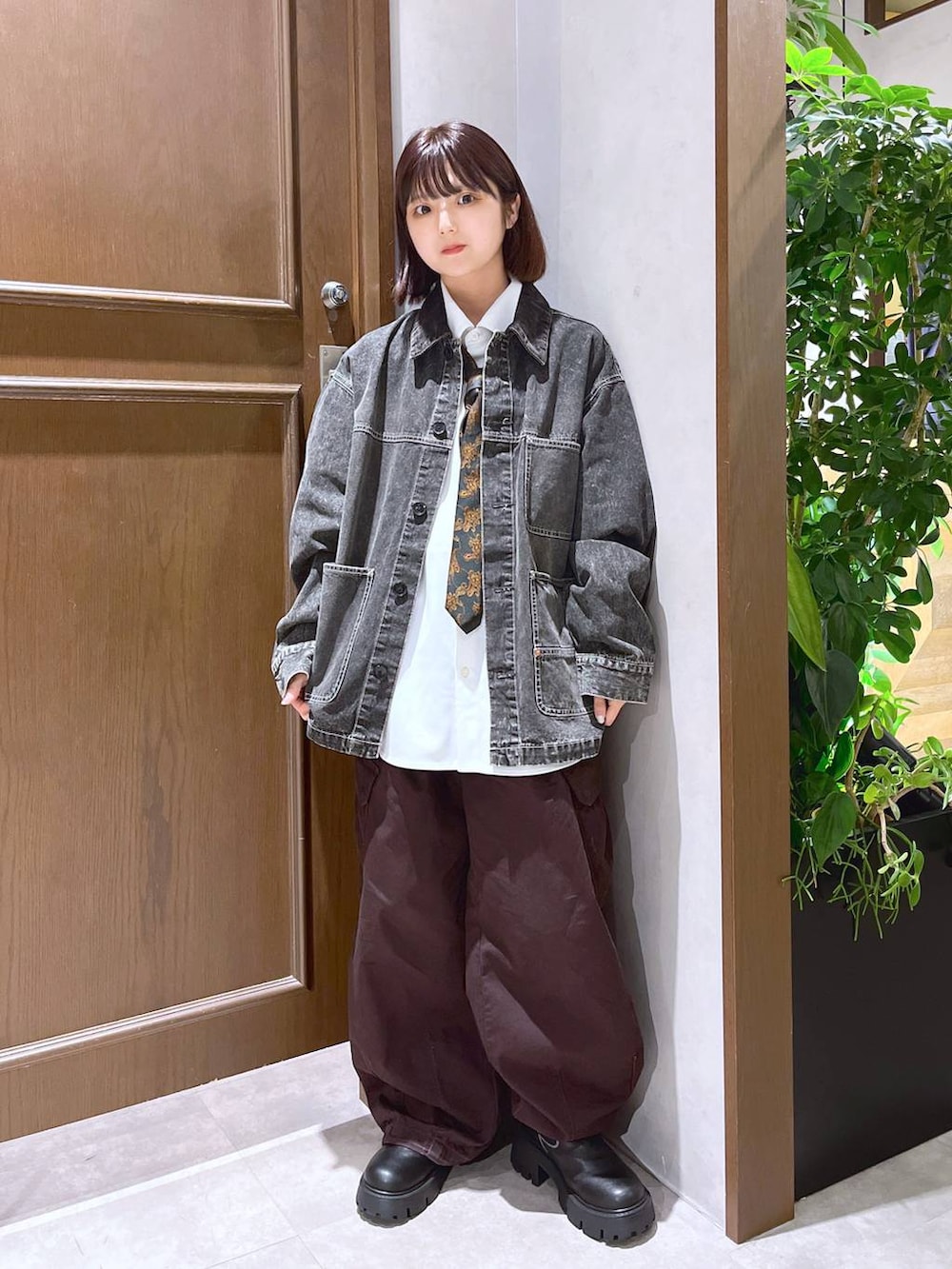 ブラウン系のカーゴパンツ、ホワイト系のシャツ/ブラウス、その他のネクタイを着用したレディースの秋コーディネートの5枚目の写真