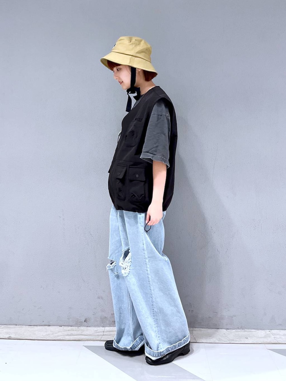 ブルー系のデニムパンツ、その他のTシャツ/カットソー、ブラック系のベストを着用したレディースの夏コーディネートの4枚目の写真