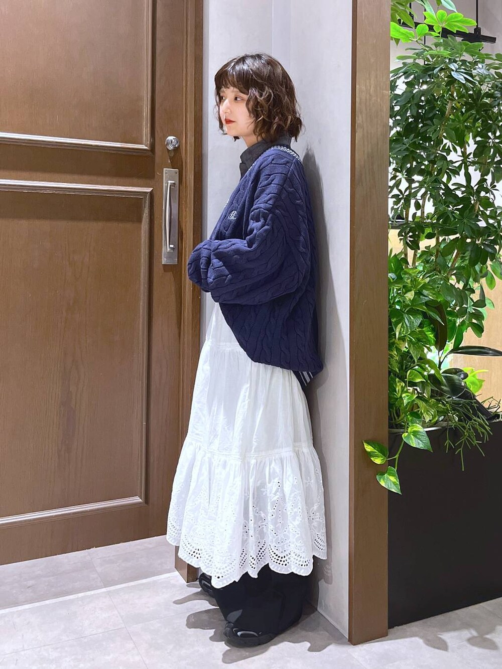 「RAGEBLUE、ニット、シャツ、ワイドパンツ、低身長、個性派、カジュアル、ストリート、きれいめ、オーバーサイズ」｜「RAGEBLUEの【LUXURY+EASY】ラグイージー/オーバーサイズ刺繍シャツ（シャツ/ブラウス、グレー系）」を使った、nasuumy10さん（レディース・151cm）の春コーディネートの3枚目の写真