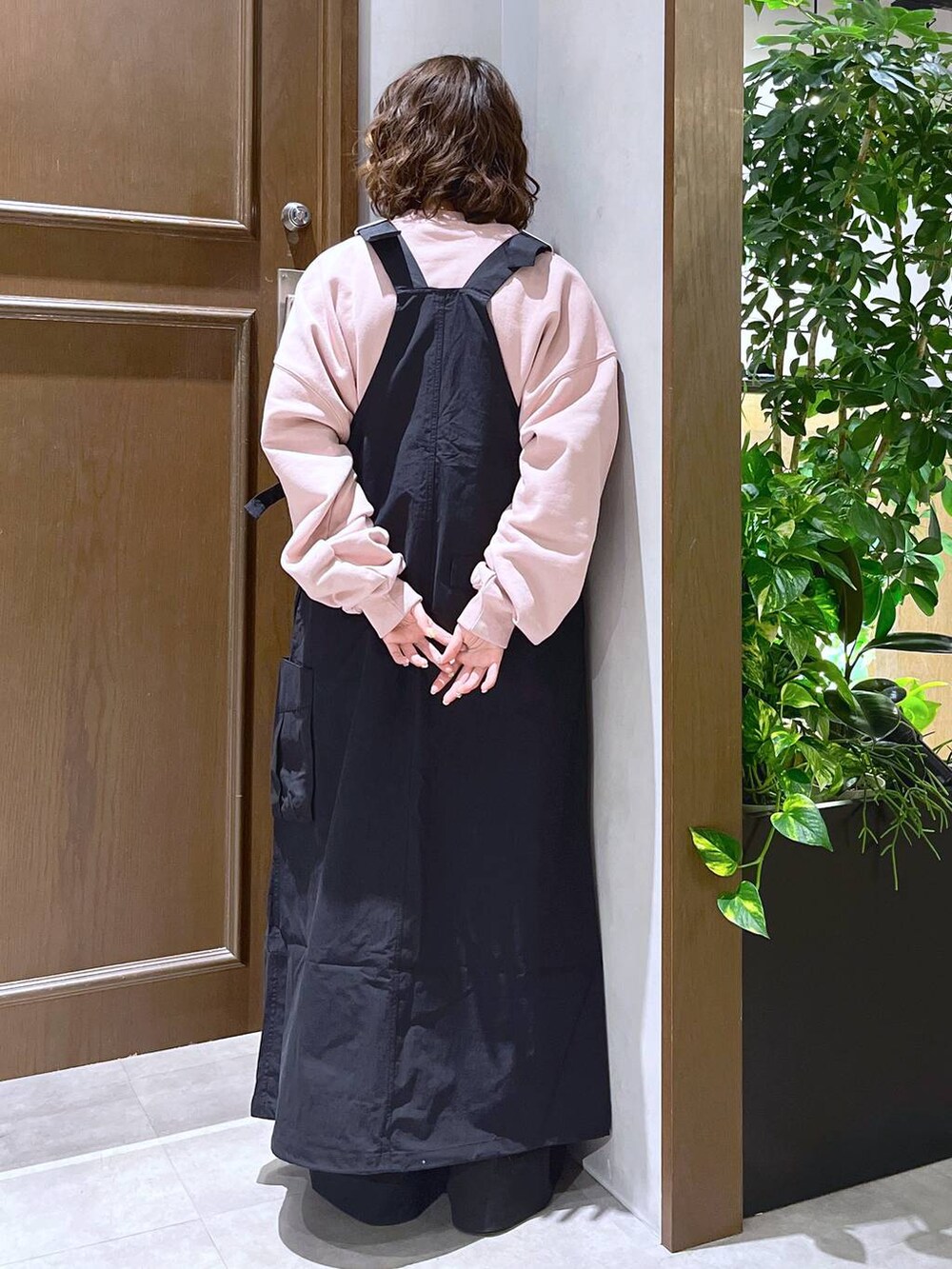 「ワイドパンツ、個性派、低身長、カジュアル、ストリート、きれいめ、オーバーサイズ、RAGEBLUE、ワンピース、ベスト、スウェット」｜「RAGEBLUEのWジップ/スノールーズジャンスカ（ジャンパースカート、ブラック系）」を使った、nasuumy10さん（レディース・151cm）の春コーディネートの3枚目の写真