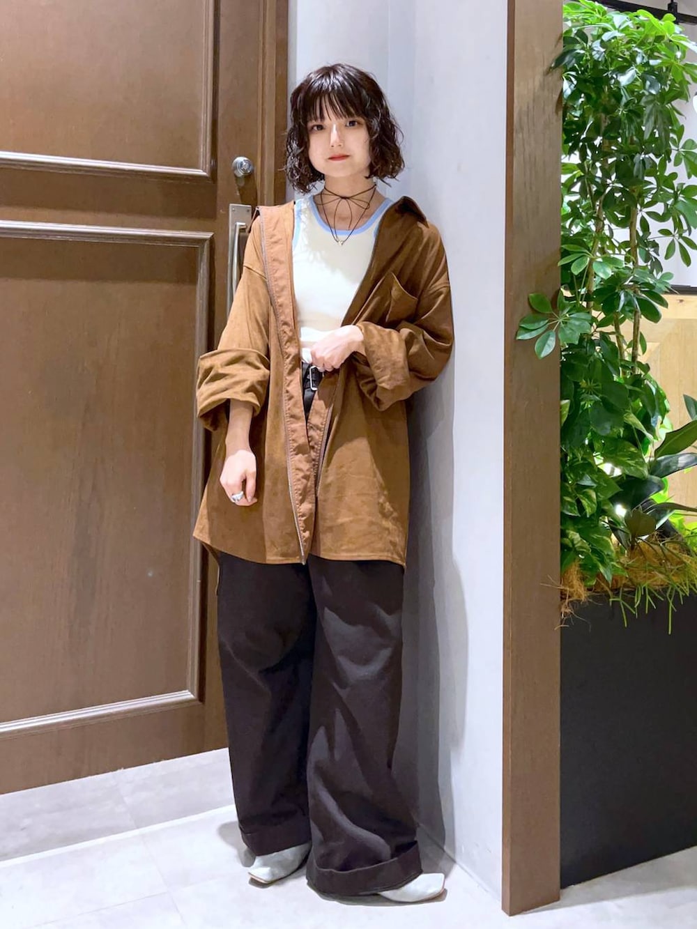 「ジャケット、ジャケットスタイル、タンクトップ、ワイドパンツ、チノパン、低身長、個性派、カジュアル、ストリート、きれいめ、オーバーサイズ、RAGEBLUE」｜「RAGEBLUEのベルト付きチノワイドストレートパンツ（チノパンツ、ブラウン系）」を使った、nasuumy10さん（レディース・151cm）の夏コーディネートの2枚目の写真
