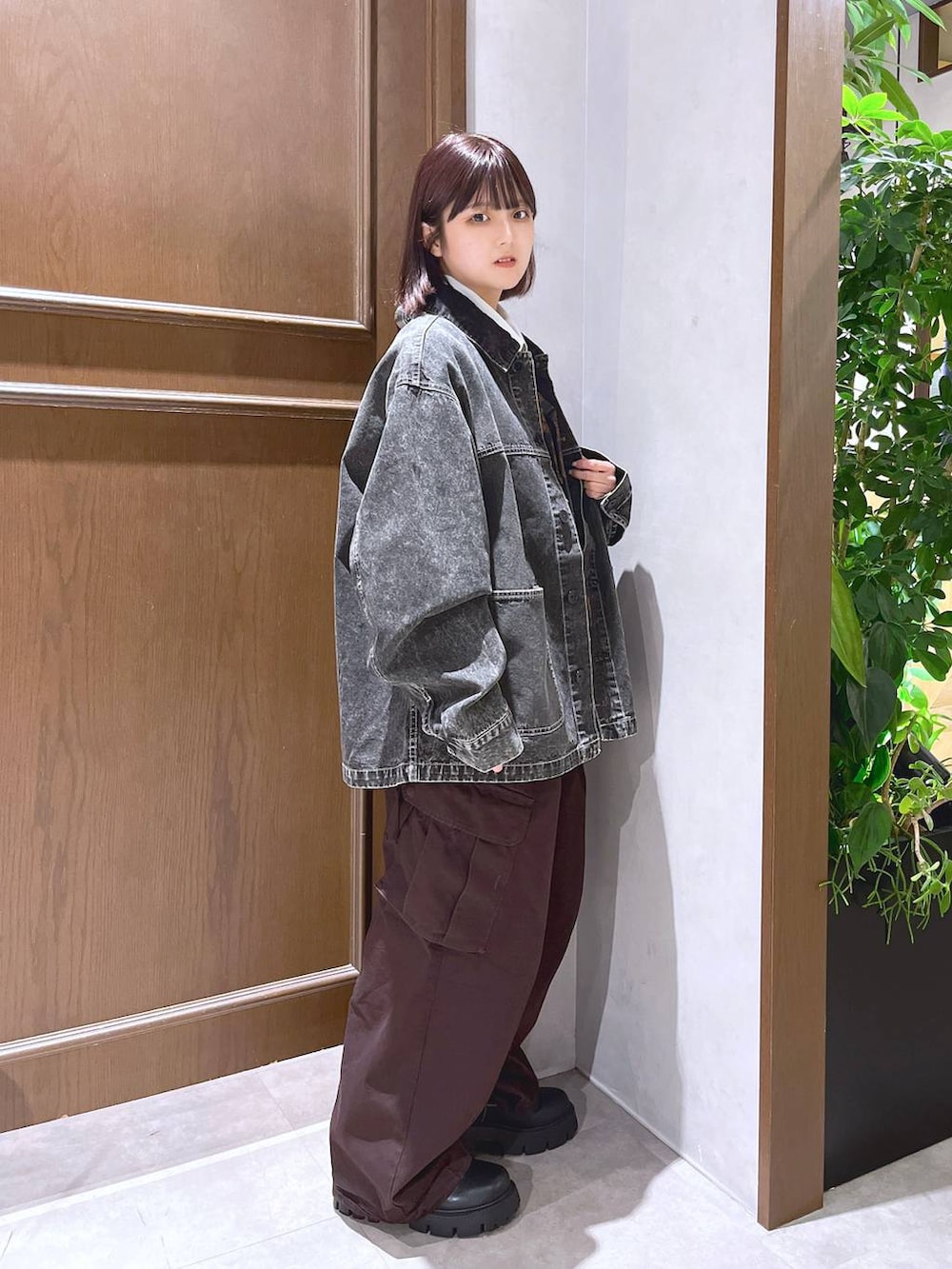 ブラウン系のカーゴパンツ、ホワイト系のシャツ/ブラウス、その他のネクタイを着用したレディースの秋コーディネートの3枚目の写真