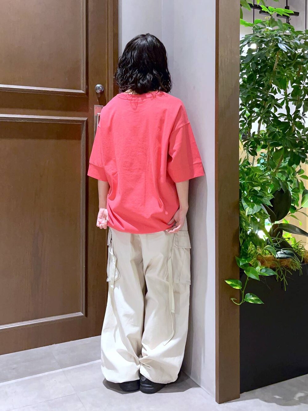 「低身長、個性派、カジュアル、ストリート、きれいめ、オーバーサイズ、RAGEBLUE、Tシャツ、ワイドパンツ、デニムパンツ」｜「RAGEBLUEのヴィンテージライク/バックサテンカーゴパンツ（カーゴパンツ、ホワイト系）」を使った、nasuumy10さん（レディース・151cm）の春コーディネートの4枚目の写真