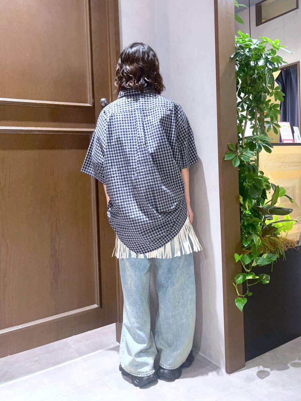 ブラック系のTシャツ/カットソー、ブラック系のサンダル、ホワイト系のスカートを着用したレディースの夏コーディネートの5枚目の写真