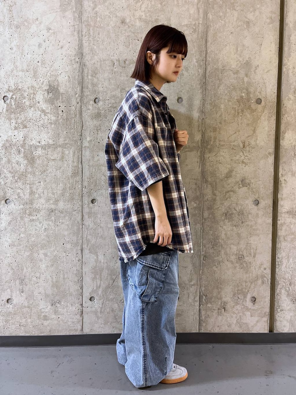 ブルー系のデニムパンツ、ブラック系のTシャツ/カットソー、ブルー系のシャツ/ブラウスを着用したレディースの夏コーディネートの3枚目の写真