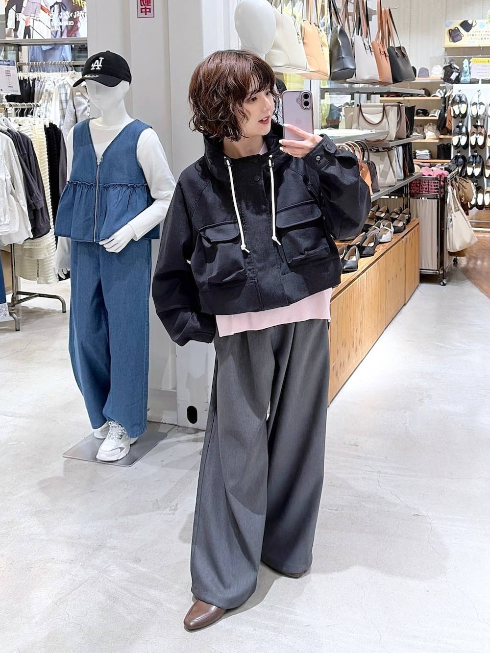 ピンク系のニット/セーター、ブルー系のマウンテンパーカー、グレー系のその他パンツを着用したレディースの春コーディネートの3枚目の写真