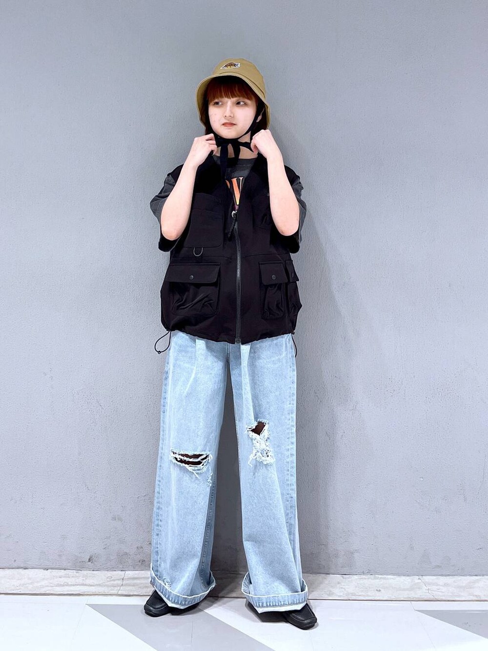 ブルー系のデニムパンツ、その他のTシャツ/カットソー、ブラック系のベストを着用したレディースの夏コーディネートの3枚目の写真