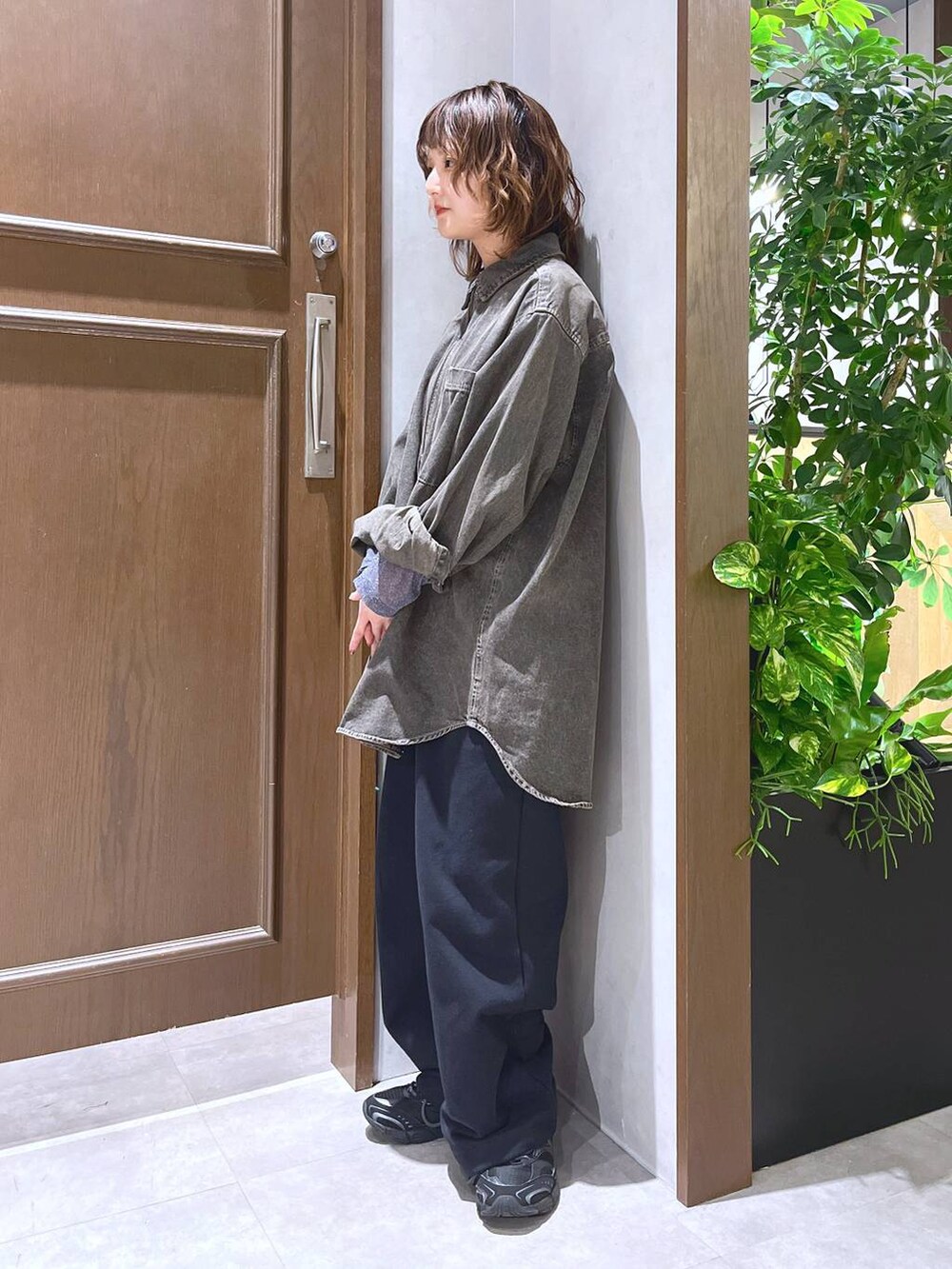 ブラウン系のシャツ/ブラウス、グレー系のTシャツ/カットソー、ブラック系のスウェットパンツを着用したレディースの冬コーディネートの3枚目の写真