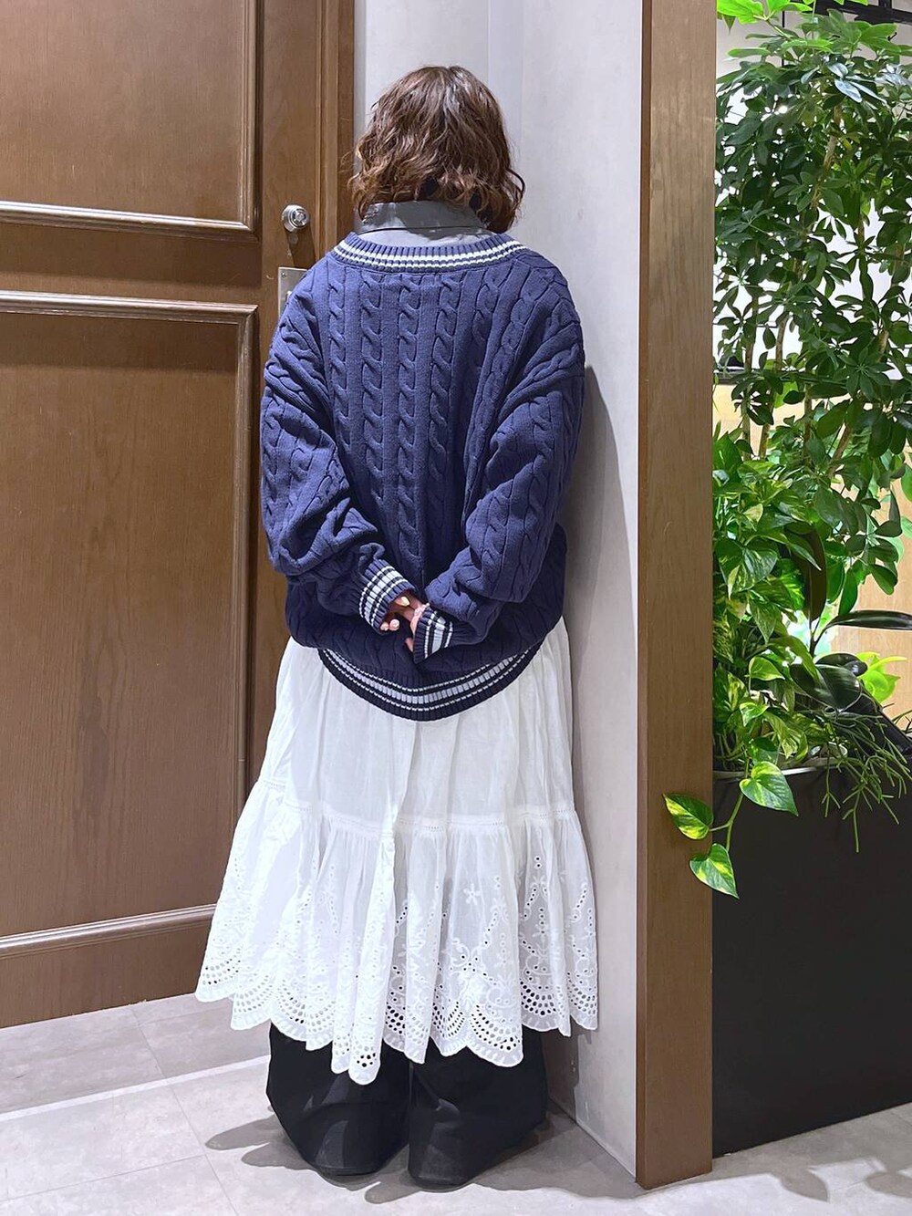「RAGEBLUE、ニット、シャツ、ワイドパンツ、低身長、個性派、カジュアル、ストリート、きれいめ、オーバーサイズ」｜「RAGEBLUEの【LUXURY+EASY】ラグイージー/オーバーサイズ刺繍シャツ（シャツ/ブラウス、グレー系）」を使った、nasuumy10さん（レディース・151cm）の春コーディネートの4枚目の写真