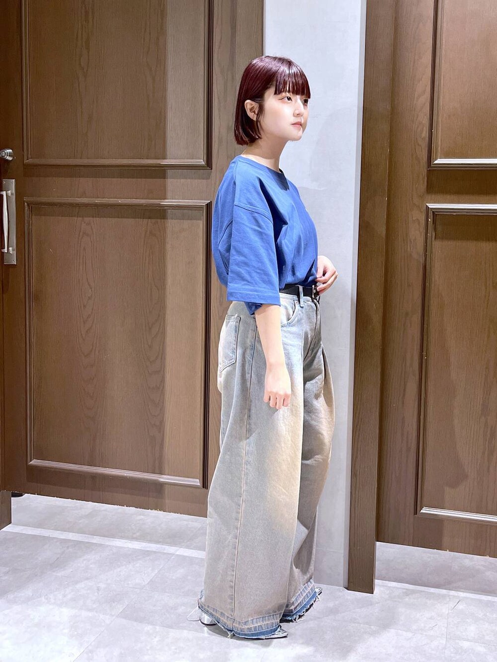 シルバー系のサンダル、ブルー系のデニムパンツ、ブルー系のTシャツ/カットソーを着用したレディースの夏コーディネートの4枚目の写真