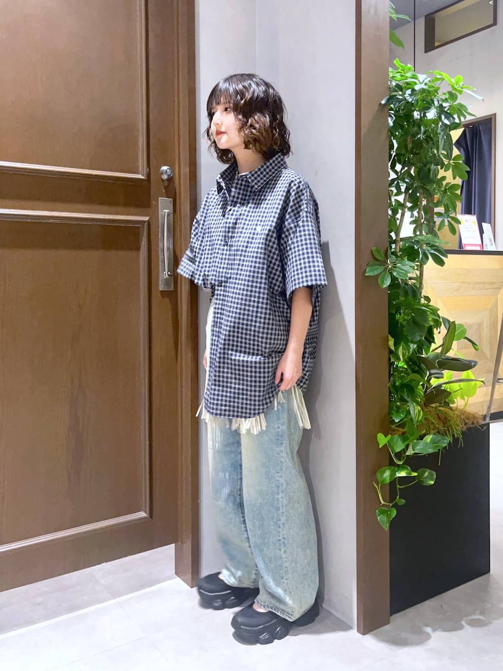 ブラック系のTシャツ/カットソー、ブラック系のサンダル、ホワイト系のスカートを着用したレディースの夏コーディネートの4枚目の写真