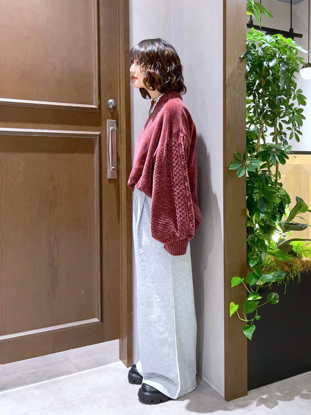 レッド系のニット/セーター、その他のローファー、グレー系のスウェットパンツを着用したレディースの夏コーディネートの3枚目の写真