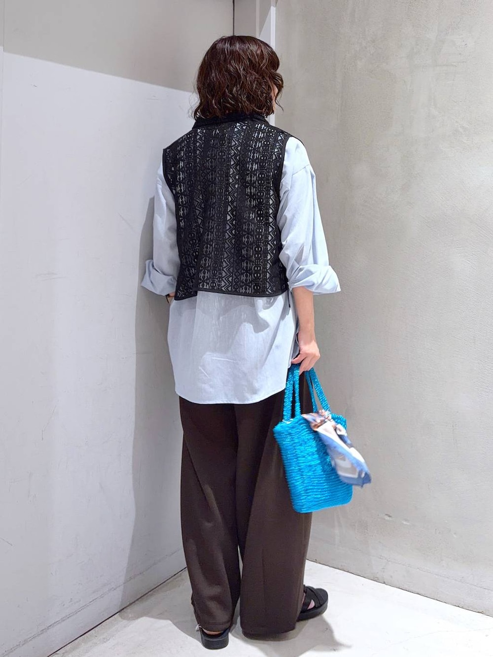 ブルー系のシャツ/ブラウス、ホワイト系のTシャツ/カットソー、ブルー系のクラッチバッグを着用したレディースの夏コーディネートの5枚目の写真