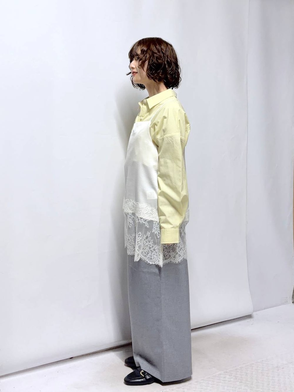 ブラック系のローファー、グレー系のその他パンツ、イエロー系のシャツ/ブラウスを着用したレディースの冬コーディネートの3枚目の写真