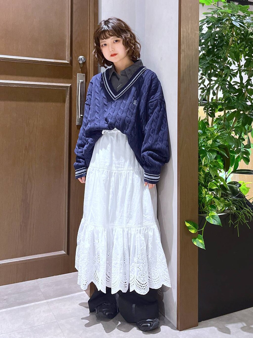 「RAGEBLUE、ニット、シャツ、ワイドパンツ、低身長、個性派、カジュアル、ストリート、きれいめ、オーバーサイズ」｜「RAGEBLUEの【LUXURY+EASY】ラグイージー/オーバーサイズ刺繍シャツ（シャツ/ブラウス、グレー系）」を使った、nasuumy10さん（レディース・151cm）の春コーディネートの2枚目の写真