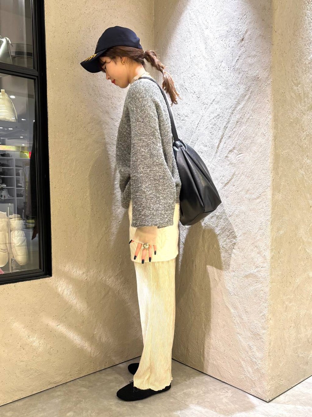 ホワイト系のその他パンツ、ブラック系のショルダーバッグ、ホワイト系のTシャツ/カットソーを着用したレディースの冬コーディネートの3枚目の写真