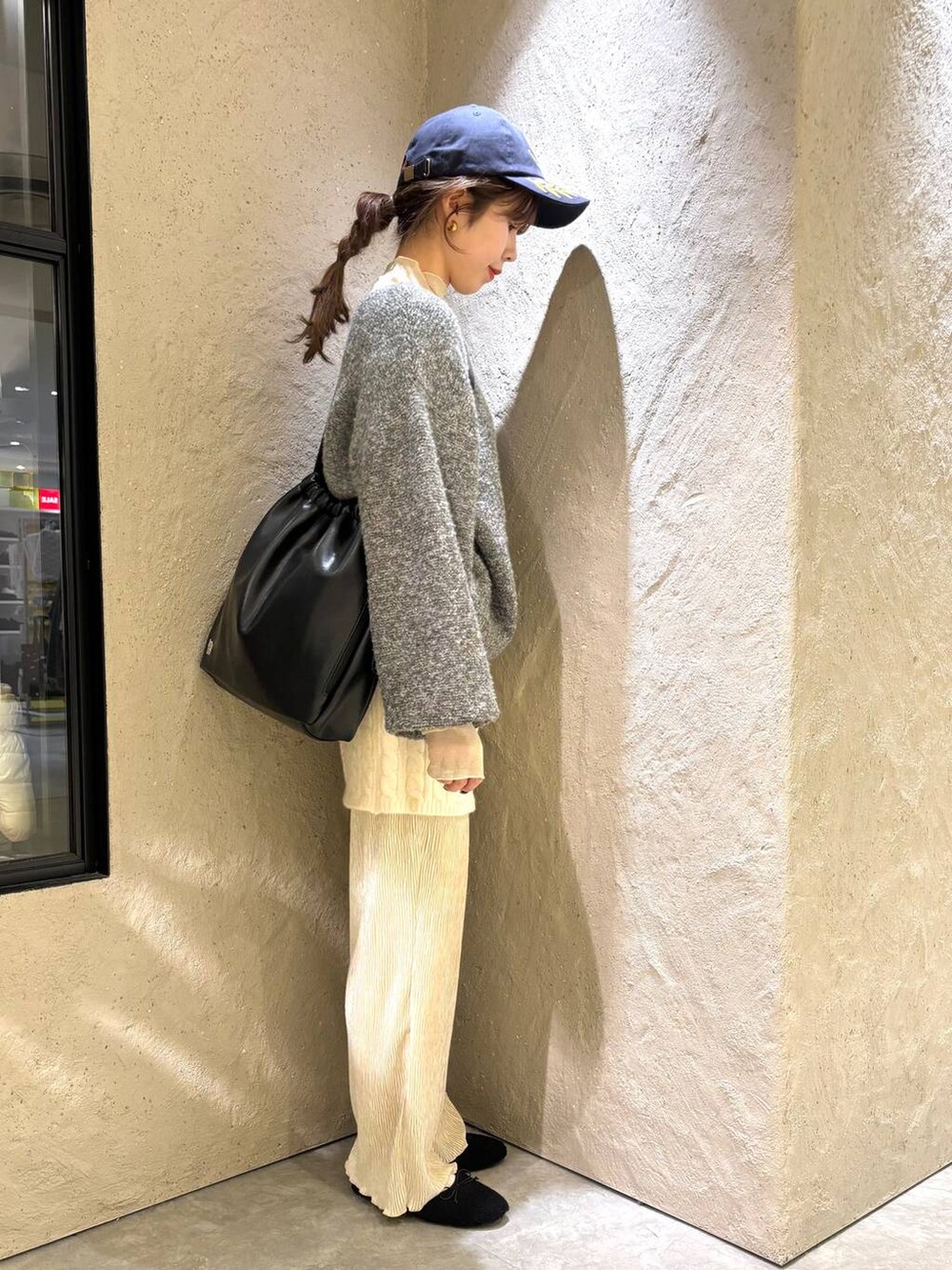 ホワイト系のその他パンツ、ブラック系のショルダーバッグ、ホワイト系のTシャツ/カットソーを着用したレディースの冬コーディネートの4枚目の写真